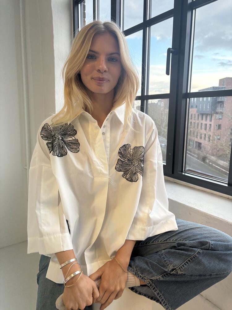 Skjorte - Klara Flower Embroidery - White - Continue